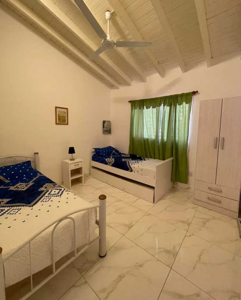 Dormitorio principal cómodo con cama king-size