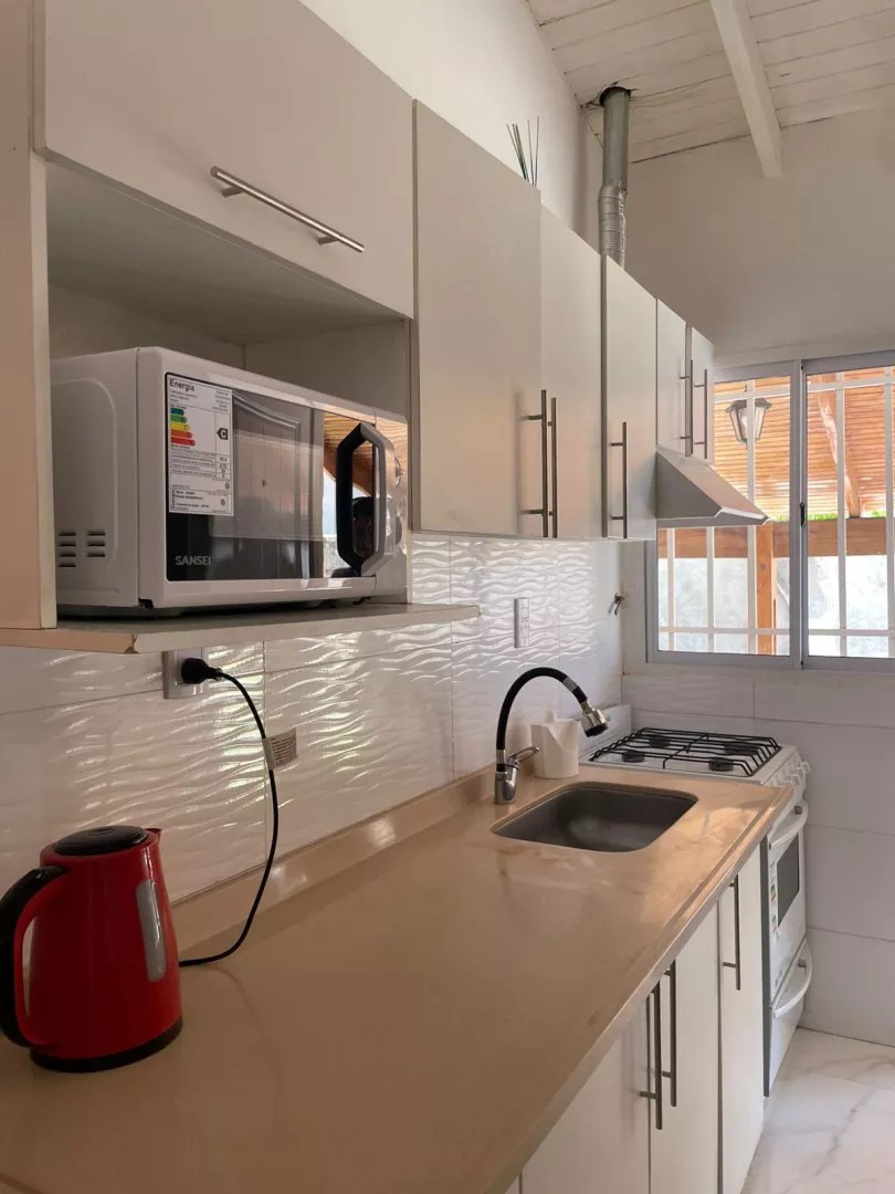 Cocina moderna totalmente equipada con isla