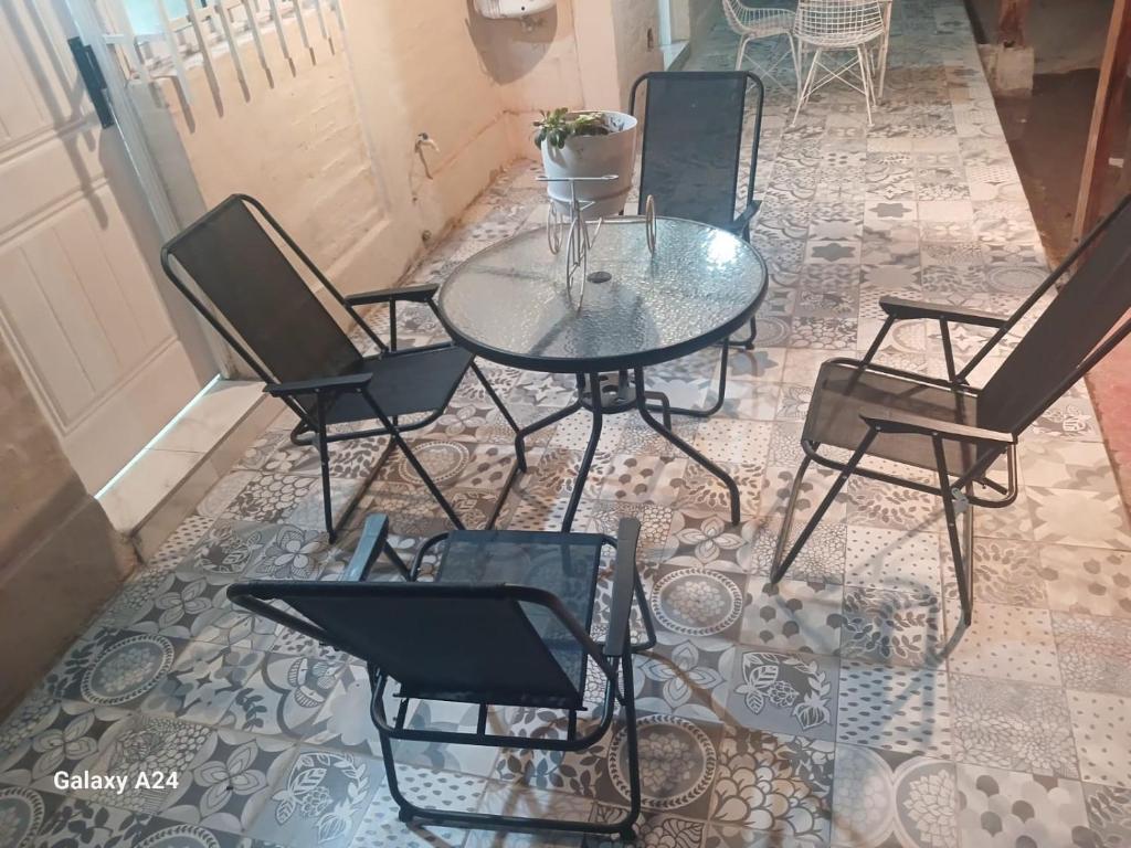 Jardín frondoso que rodea el departamento